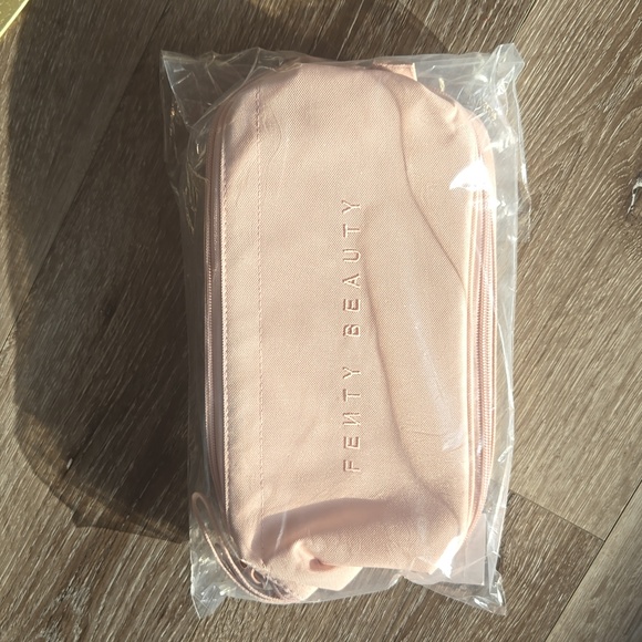 FENTY BEAUTY BAECATION GETAWAY Embroidered Coco nude bag - Picture 6 of 12